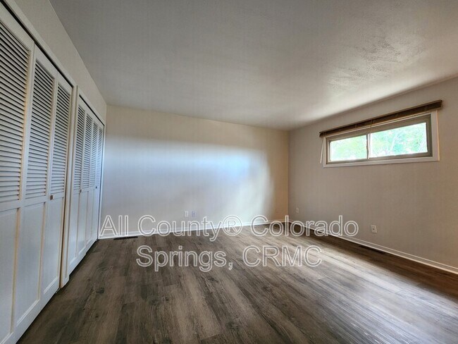 Foto del edificio - 2145 Broadmoor Rd Cir