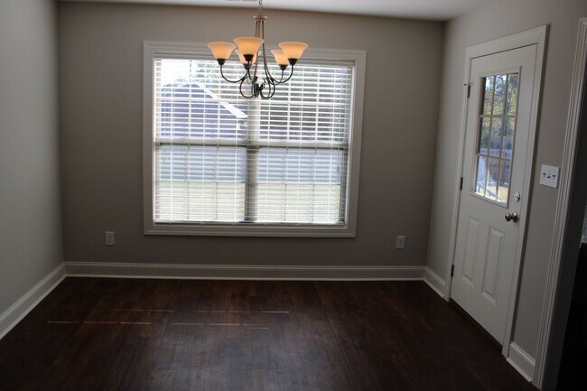 Foto del edificio - Athens City - Large Fenced in Backyard!