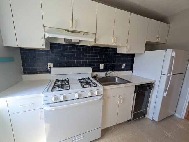 Foto del edificio - 572 Whitney Ave