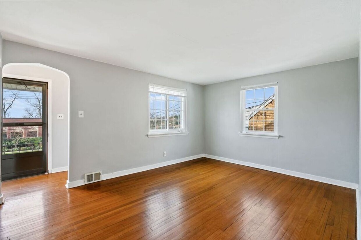 Recently Updated Single Family 3 Bedroom Home. Available June 10th! - Recently Updated Single Family 3 Bedroom Home. Available June 10th!