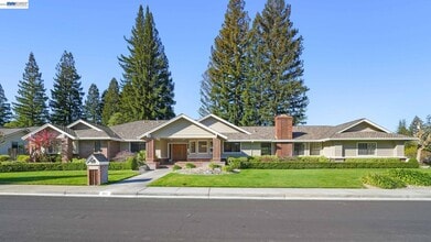 Building Photo - 261 St Paul Dr