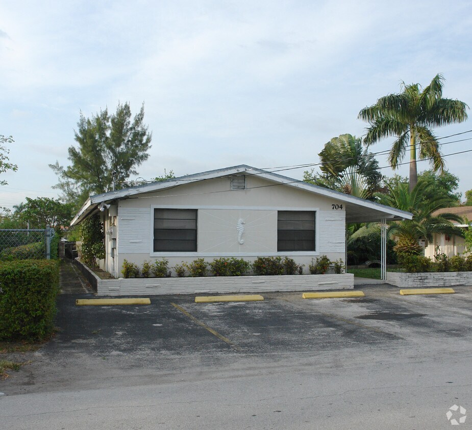 Foto del edificio - 700-704 NE 1st Ct