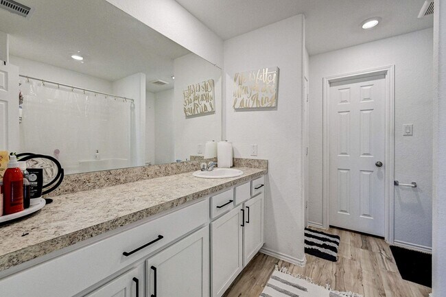 Foto del edificio - Welcome to this charming two-story home featuring 4-bedroom 2.5-bathroom, located on a peaceful C...