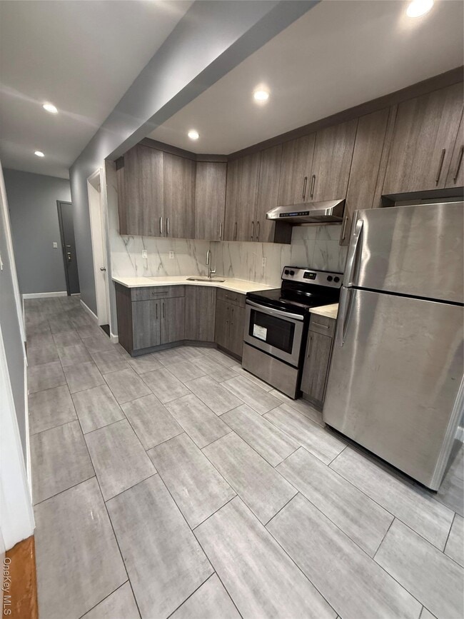 Building Photo - 66-76 Fresh Pond Rd