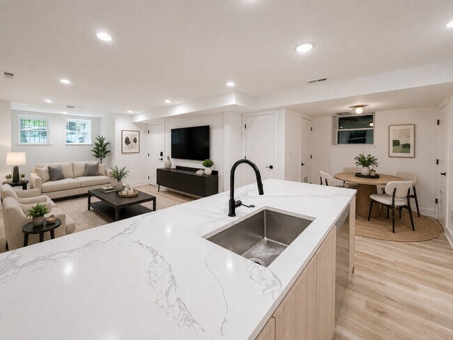 Foto del edificio - 2113 N Kenmore Ave