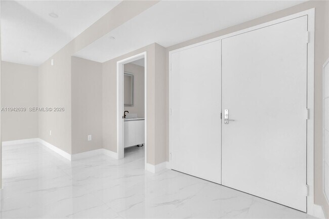 Foto del edificio - 700 NE 24th St