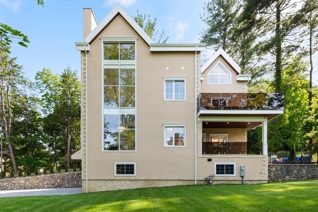 Building Photo - 58 Chestnut St