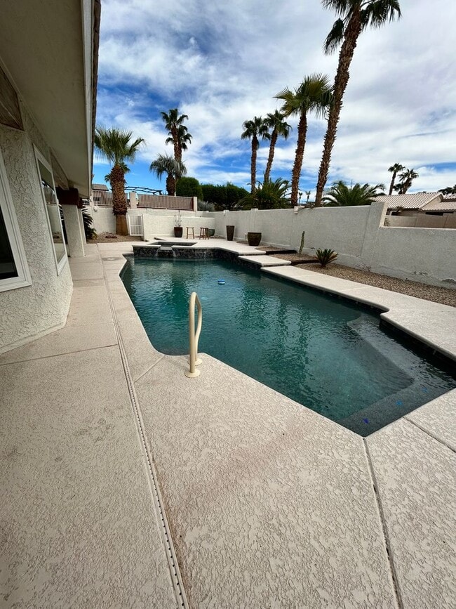 Building Photo - Gorgeous Pool Home