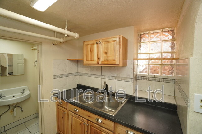 Building Photo - 834 N Clarkson St