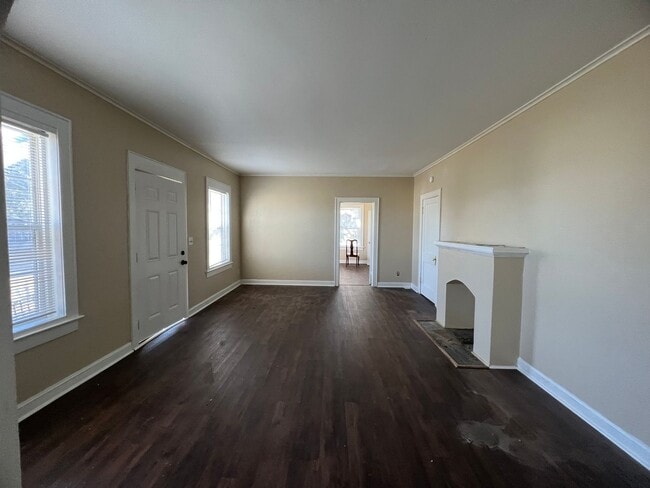 Building Photo - Close to Ochsner LSU, dining and shopping...