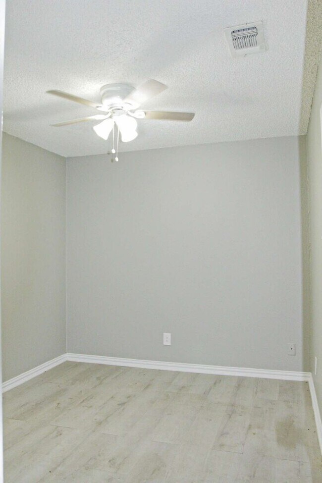 Building Photo - 412 Hollandale Cir