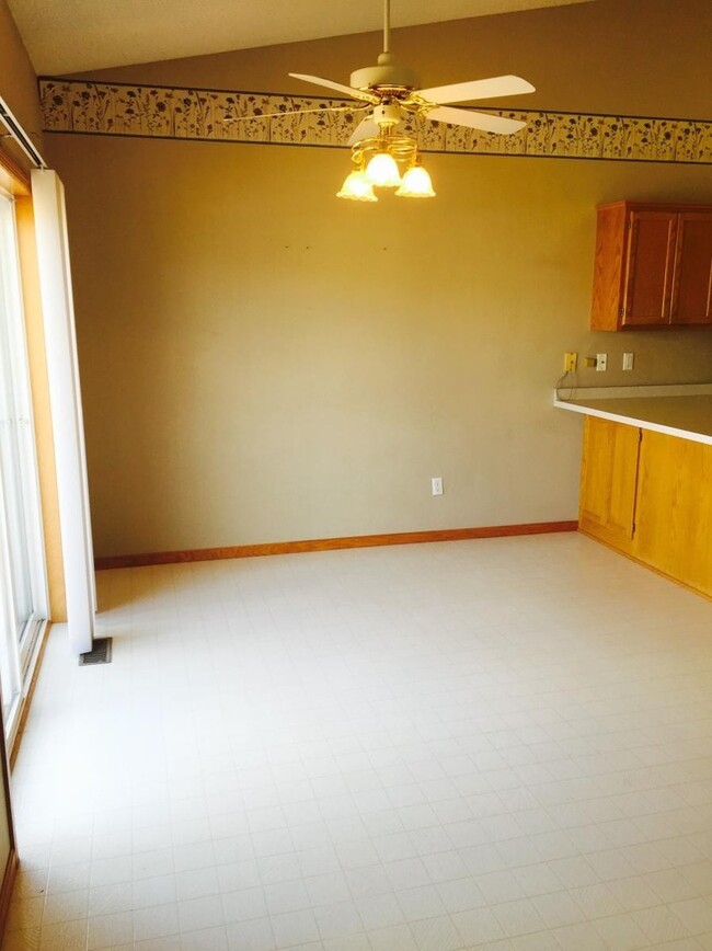 Building Photo - Very Spacious Townhome *3Bed*2Bath *Walkou...