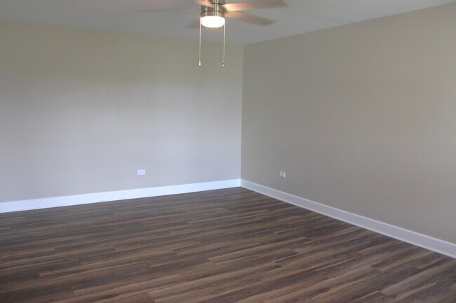 Building Photo - 520 Carriage Ct