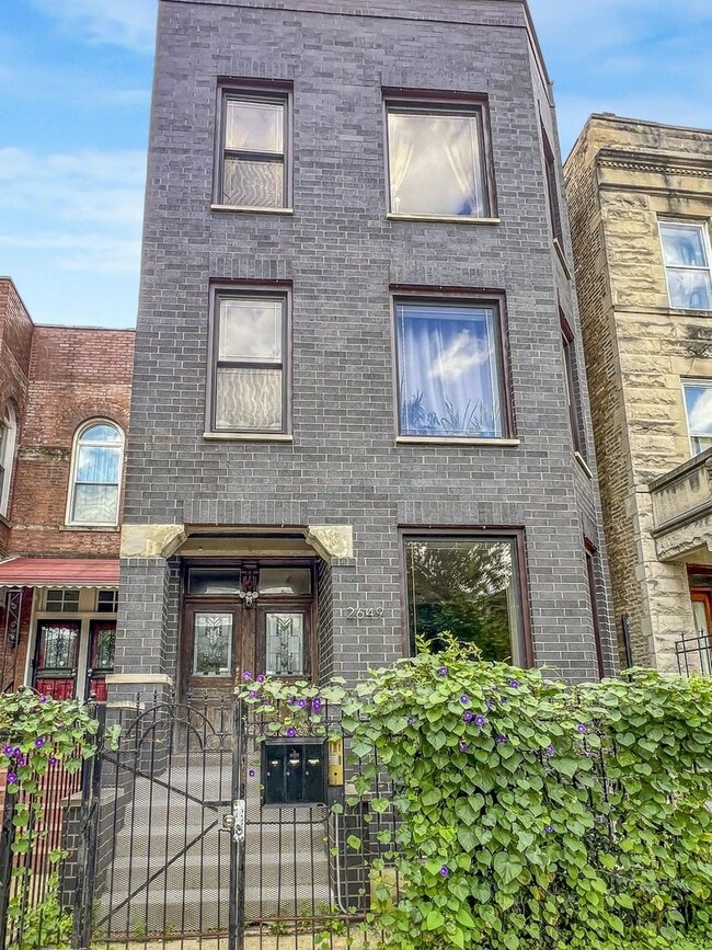Building Photo - 2649 W Evergreen Ave