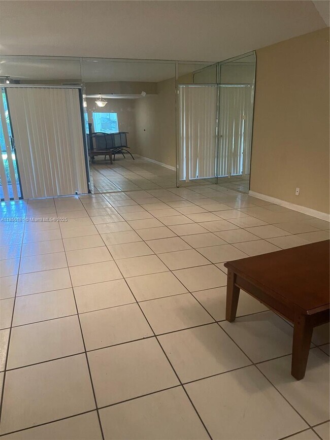 Foto del edificio - 6548 Racquet Club Dr