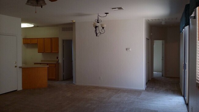 Foto del edificio - BEAUTIFUL CORNER LOT HOME WITH LARGE ROOMS