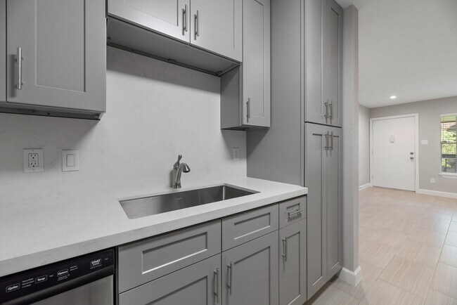 Foto del edificio - 2250 Bering Dr