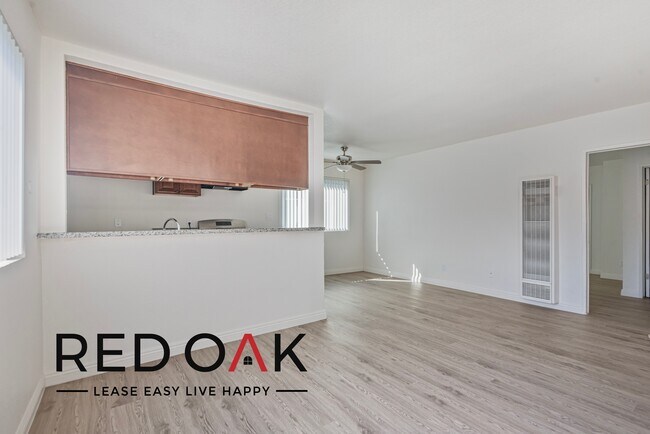 Foto del edificio - Peaceful and Roomy, Recently Remodeled One...