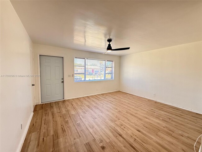 Foto del edificio - 801 SW 7th St