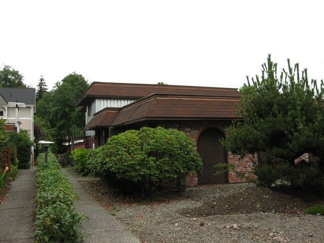 Building Photo - 9552 Interlake Avenue North