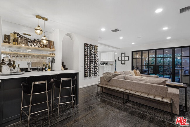 Foto del edificio - 3159 Thatcher Ave