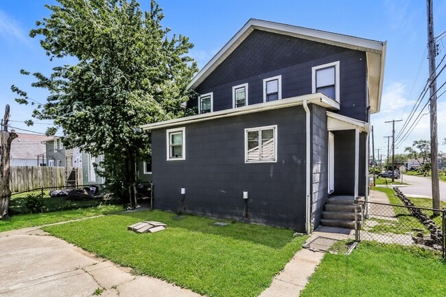 Building Photo - 732-734 DESHLER AVE.