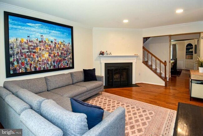 Foto del edificio - Set within the sought after community of Runnymeade, this beautifully maintained townhome offers ...