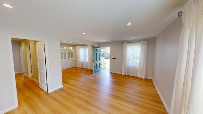 Foto del edificio - Completely Remodeled! - Three Bed Two Bath...