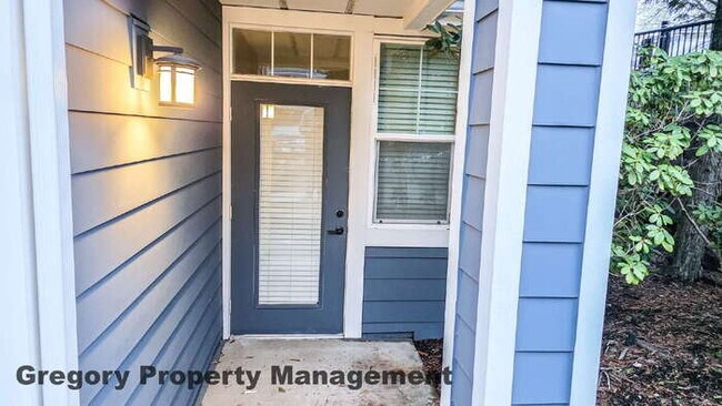 Foto del edificio - Sunlit & Spacious Ground-Level Condo | 12-Foot Ceilings, Luxury Amenities & Ideal Locale