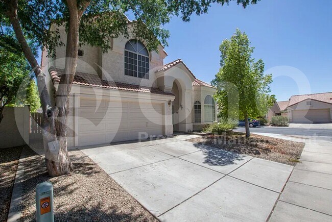 Building Photo - 823 W Iris Dr