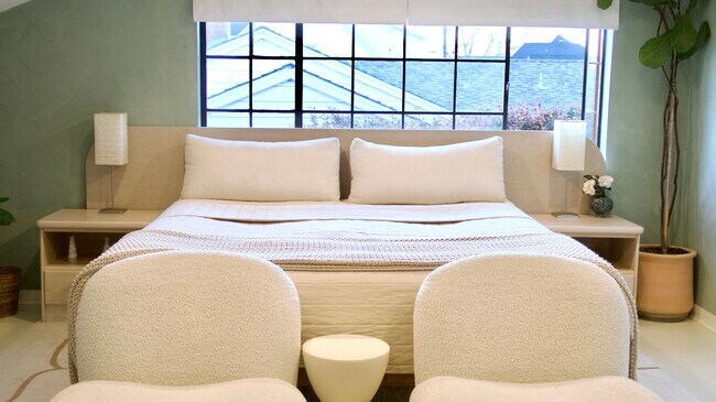 Building Photo - 329 E Mariposa Way