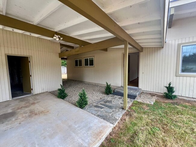Building Photo - Updated 3BD w/ Outbuildings & Shop - Water included