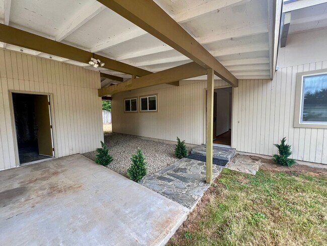 Foto del edificio - Updated 3BD w/ Outbuildings & Shop - Water included
