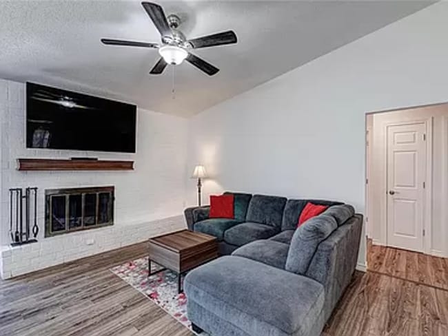 Building Photo - Gorgeous 3 bed 2 bath Home