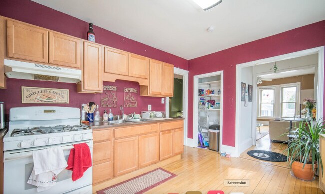 Foto del edificio - 2833 N Downer Ave