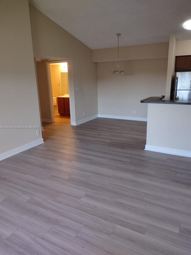 Foto del edificio - 7630 Westwood Dr