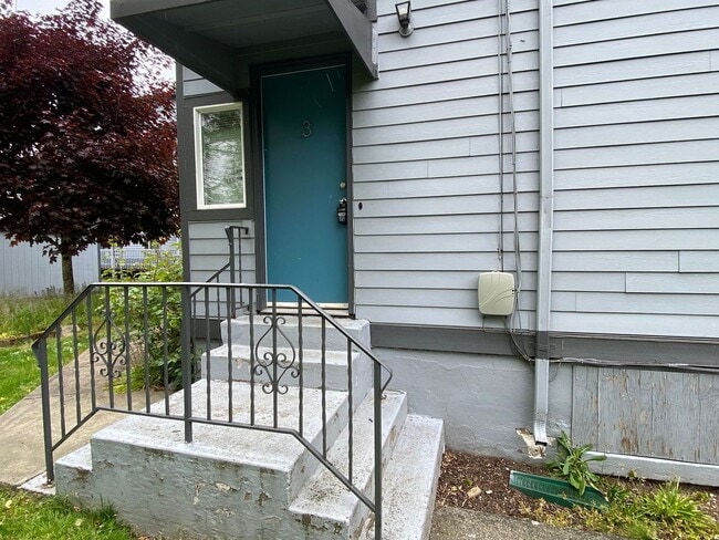 Building Photo - Drexel Stadium - M St Triplex