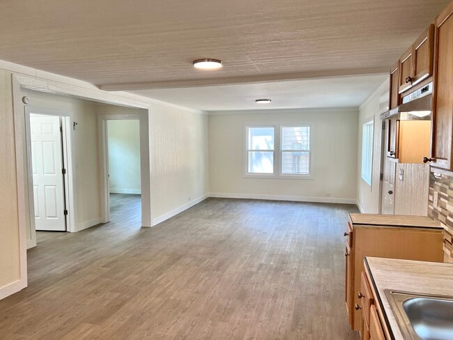 Building Photo - 1623 E Sullenberger Ave