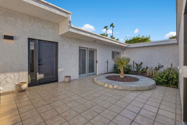 Foto del edificio - 47760 Eisenhower Dr