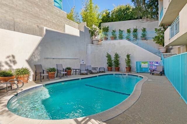 Foto del edificio - 390 S Sepulveda Blvd