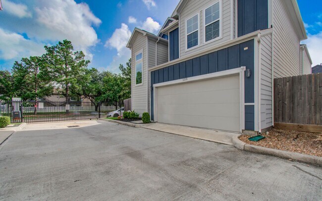 Foto del edificio - 1221 W Tidwell Rd