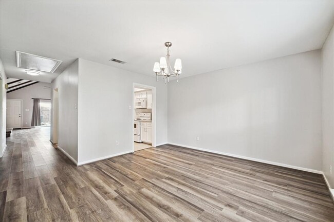 Foto del edificio - 2825 Camelot Ln