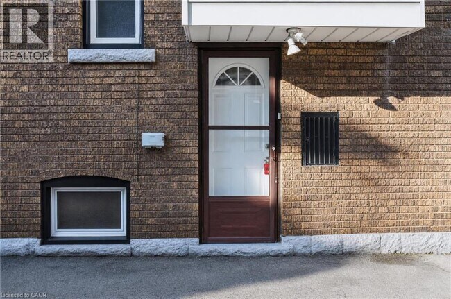 Photo du bâtiment - 96 Balsam Ave S