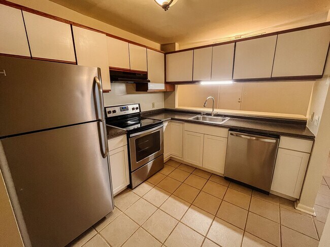 Building Photo - 4 Bedroom 2 Bath Condo