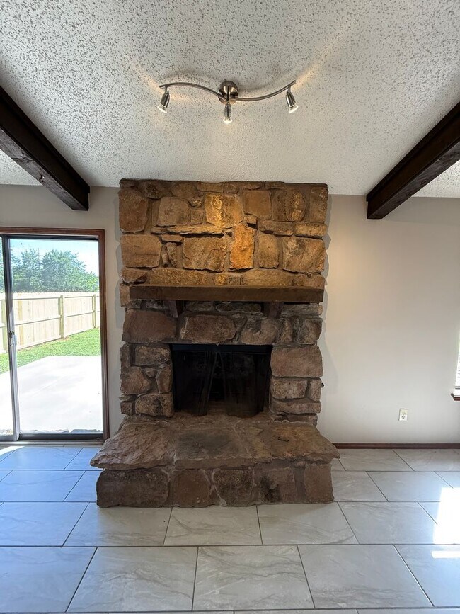 Building Photo - 3 Bed 2 Bath Duplex with 2 Car Garage.  Gas Heat & Hot Water.