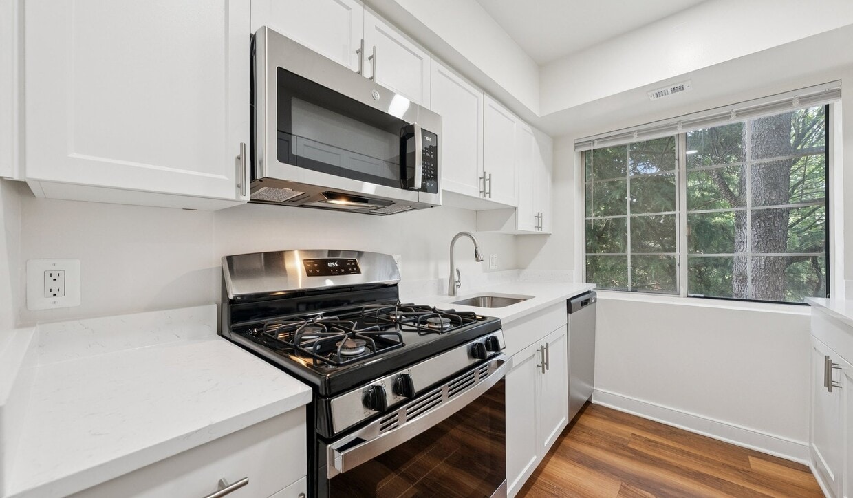 Renovated kitchens with premium finishes are available. Ask the leasing team for more details. - Foxchase