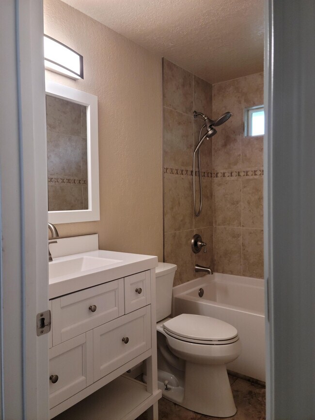 Building Photo - 4334-4336 Rose Hill Ct