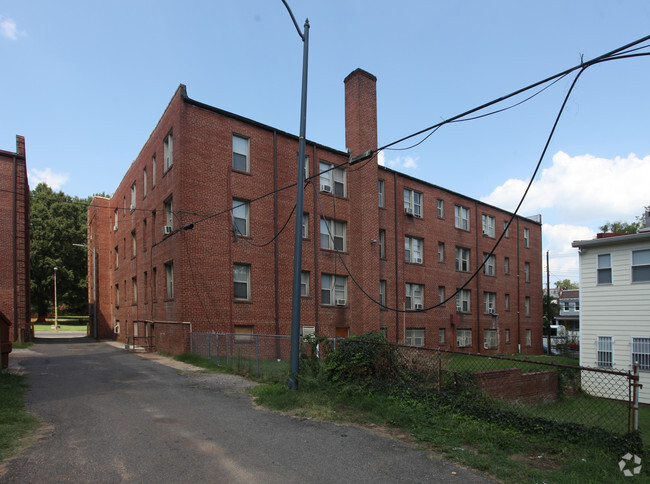 325 Franklin St NE - Panorama Courts