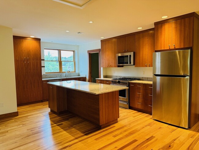 Building Photo - 44 Farwell St