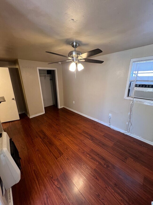 Foto del edificio - 1 Bedroom Back House - Utilities Included!